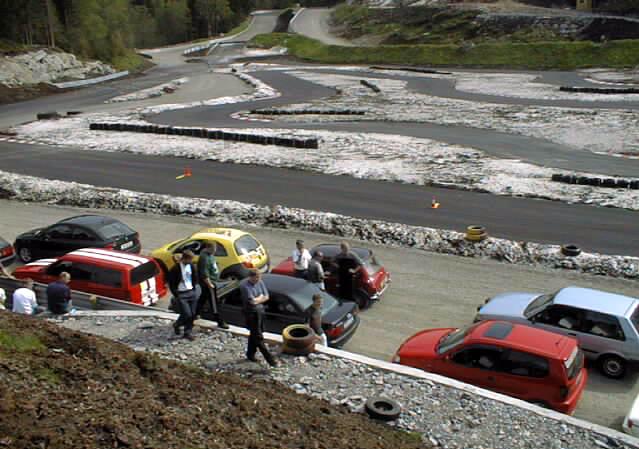 Banen p Eiks Motorsenter - nylig pnet i Bergen - nsket velkommen i strlende solskinn...