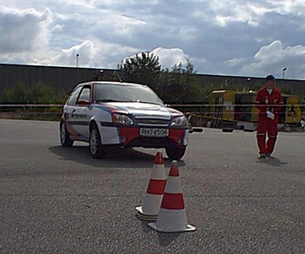 Undertegnede fikk lne Sporten en liten runde, og man ser jo av bildet at bilen "tar av". Utrolig motorsterk bil, som er som skapt for formlet: Autoslalom. Tror jeg m f meg en slik....