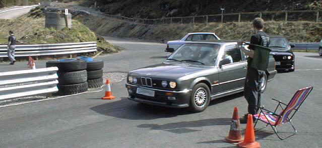 2 brdre i hver sin BMW. Robert Eikeland i sin BMW 325i kjrte seg inn til 6/8 plass for debutanter.