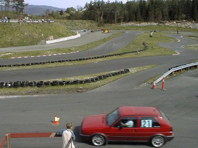 Robert Stendal kjrte bra med sin Golf GTI, men med 1 berring i hver omgang havnet han p 6/11 plass. I bakgrunnen ser man Hjrnevik som sliter med sin Mini.