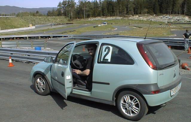 Morten Alvr hadde ftt lnt en Opel Corsa Sport, og dro bra p med den i klasse 1. Kom litt til kort likevel, og havnet nok p 4/4 plass.