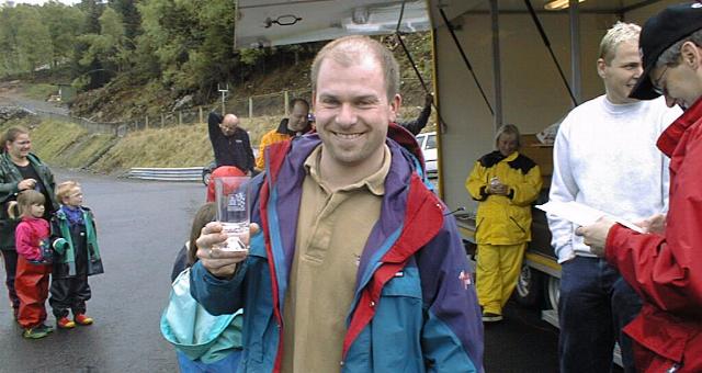 Frank Kjelsvik med dagens bredeste smil etter seieren i klasse 3 for debutanter. Han klarte ogs  vinne en genser p startnummeret sitt, s man kan si at det var full uttelling for Frank i dag. GRATULERER Frank. !!