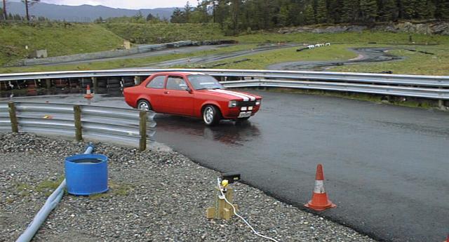 Eivind Lland kjrte sin Opel Kadett, som var noe kraftig motor i. Selv med 360 graders piruett p langstrekket fortsatte han som om ingen ting hadde skjedd. Artig  se p, og hadde det vrt publikumspris, hadde du fortjent den idag. Vi vil nok se mer til denne bilen. Bra guff....