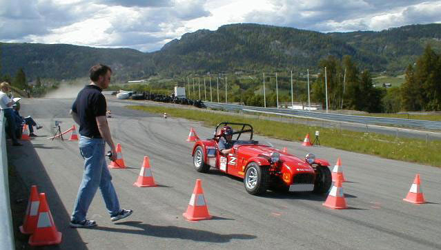 Petter Huse kjrte sin Cather M svrt fort. Dette m vre det nrmeste vi kommer Go-kart med skilt. Bilen kjrte ogs med slicks-dekk, som gjorde at veigrepet var supert. Han feiet all motstand av banen i klasse to, og kjrte inn til en overlegen seier, med banerekord p begge baner. Gratulerer.