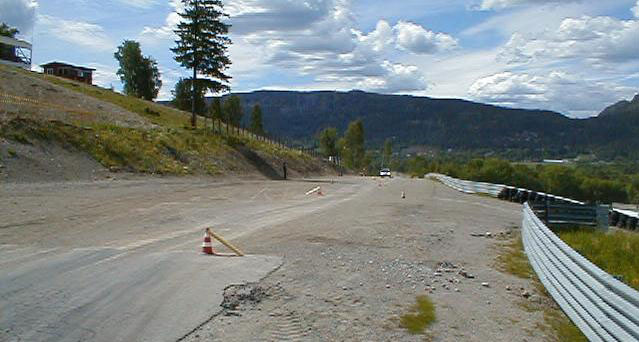 For frste gang i historien (s vidt jeg vet) har autoslalom gtt p grus. Under gjennomgingen av lypen mtte jeg fjerne endel store stener, men nr lpet var ferdig kunne jeg ikke se noen bulker eller lakkskader (p.g.a. alt stvet p bilen ??). Det s ut til  g greit. Lypen var ogs ganske rett fram p gruspartiet, s det var gjerne derfor det gikk bra.