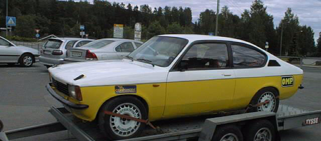 Arne Manger hadde med seg bil p henger fra Bergen. Her skal det satses. Ogs Terje Villanger deltok med denne bilen, og for Terje skulle det g noks bra.